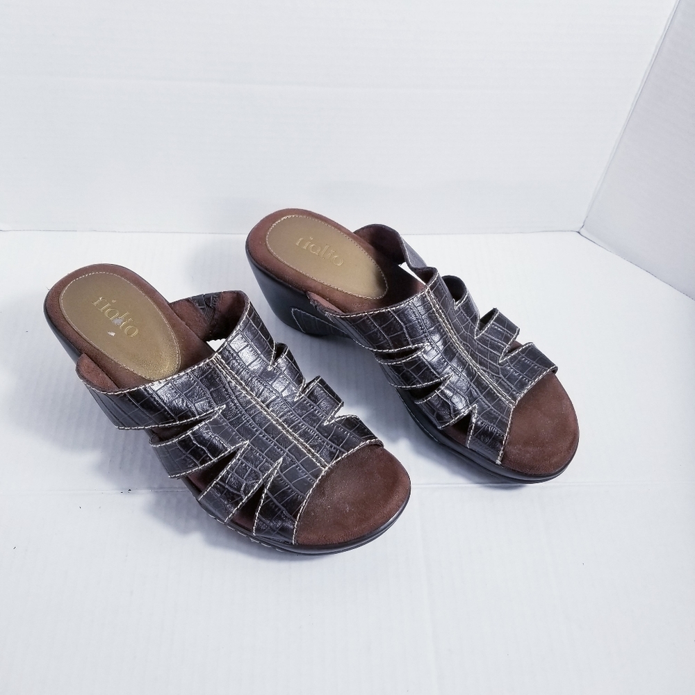 RIALTO BROWN WITH CREAM STITCHING WEDGE SANDALS SIZE 10